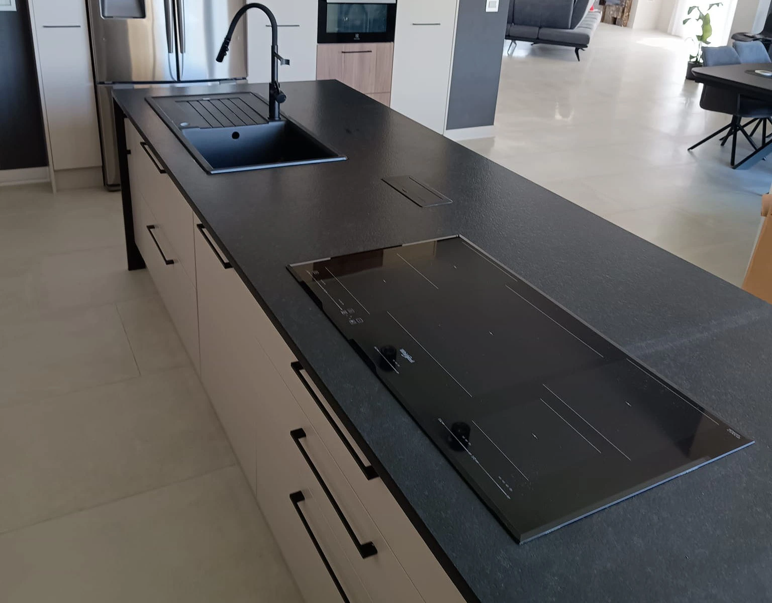 Nowoczesna kuchnia premium z kamiennym blatem — Folino Wrocław